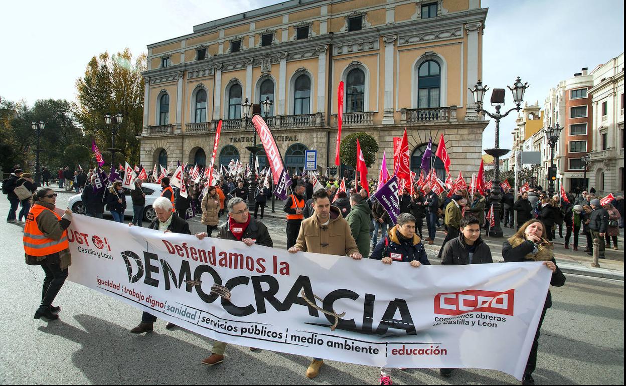 Cientos de burgaleses defienden los servicios públicos frente al